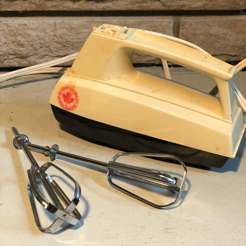 Vintage Iona Hand Mixer General Signal Appliances Retro White & Black Kitchen